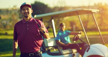 Golf bir centilmen oyunudur. Arka planda bulanık bir at arabasıyla sopasını tutan bir golfçünün portresi.