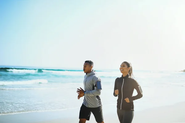 新鲜空气和运动 一对年轻的运动型夫妇在海滩上散步 — 图库照片