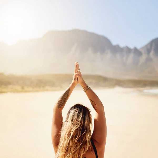 与世界和平相处 一名年轻女子在海滩练习瑜伽的背景照片 — 图库照片