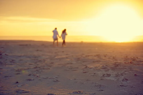 一起走很长一段路一对深情的成熟夫妇手牵着手在海滩上散步的背景图片 — 图库照片
