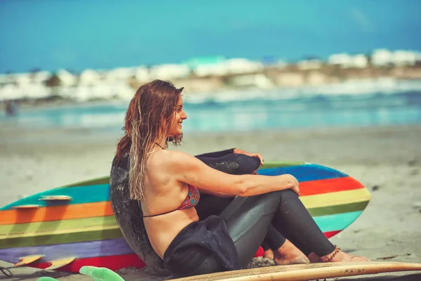 Хорошая Погода Нуждается Хорошей Компании Молодая Пара Серфингистов Пляже — стоковое фото