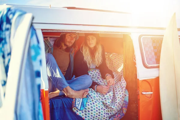 Experimente Liberdade Juntos Casal Aventureiro Fora Roadtripping Sua Mini Van — Fotografia de Stock