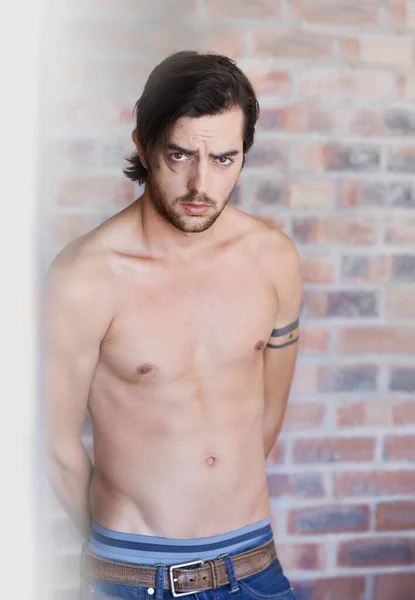Wyrażam Swoją Męskość Portret Zamyślonego Atrakcyjnego Mężczyzny Bez Koszuli Stojącego — Zdjęcie stockowe