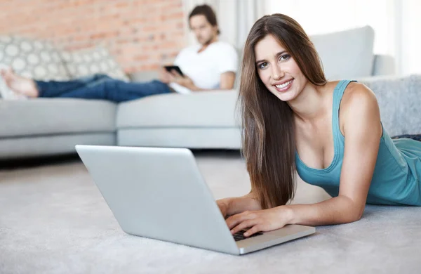 Mijn Opdracht Bijna Klaar Aantrekkelijke Jonge Vrouw Met Haar Laptop — Stockfoto