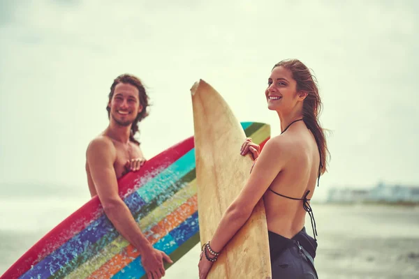 Surferzy Najlepszymi Kochankami Młoda Para Spędzająca Dzień Surfując — Zdjęcie stockowe