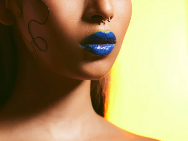 Maquillaje Lápiz Labial Azul Labios Mujer Estudio Para Cosméticos Sombra — Foto de Stock