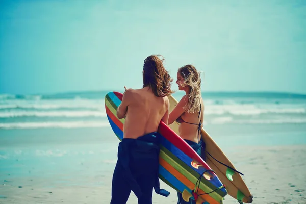 Niech Fale Cię Zabiorą Młoda Para Spacerująca Plaży Deskami Surfingowymi — Zdjęcie stockowe