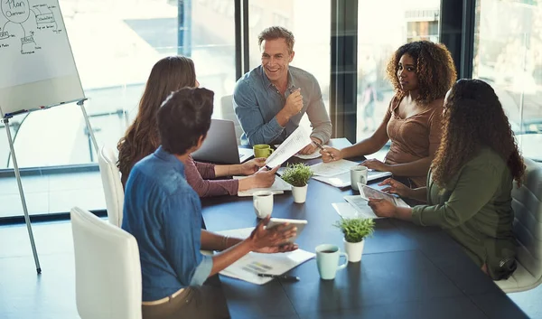 Planları Her Zaman Işe Yarar Bir Grup Adamı Ofiste Toplantı — Stok fotoğraf