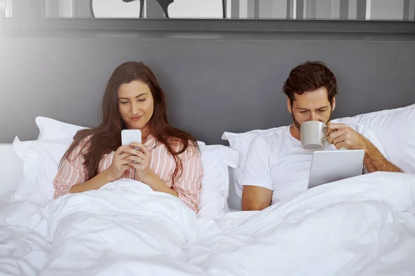 How Start Mornings Couple Using Wireless Devices While Lying Bed — Stock Photo, Image