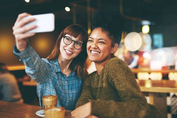 Kolla Var Hängde Två Unga Vänner Som Tar Selfie Tillsammans — Stockfoto