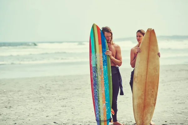 絆を結ぶ楽しい方法を見つける サーフィンで一日を過ごしている若いカップルが — ストック写真