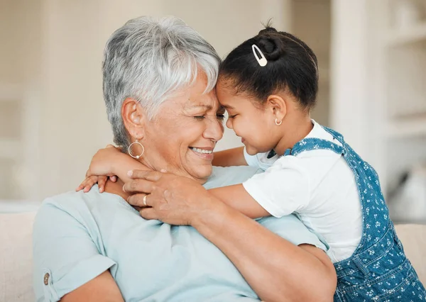 Aile Kız Büyükanne Alnına Dokunan Mutluluk Evde Gülümseme Sevgiyle Kaynaşan — Stok fotoğraf