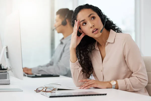 ビジネス女性 コールセンター ストレス 燃え尽きやオフィスでの顧客サービスに不満 職場での困難な顧客や苦情に話す迷惑と疲れている女性の人 コンサルタントまたは代理人 — ストック写真