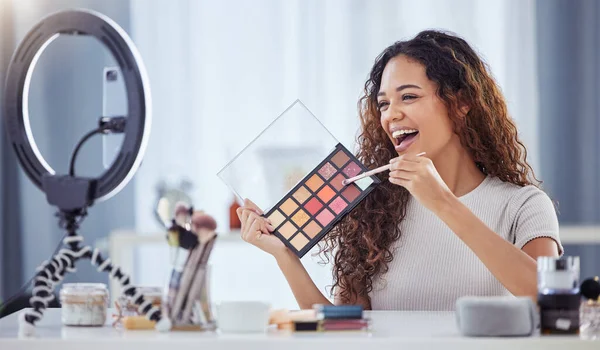 Paleta Maquillaje Influencer Mujer Feliz Tutorial Streaming Para Belleza Piel —  Fotos de Stock
