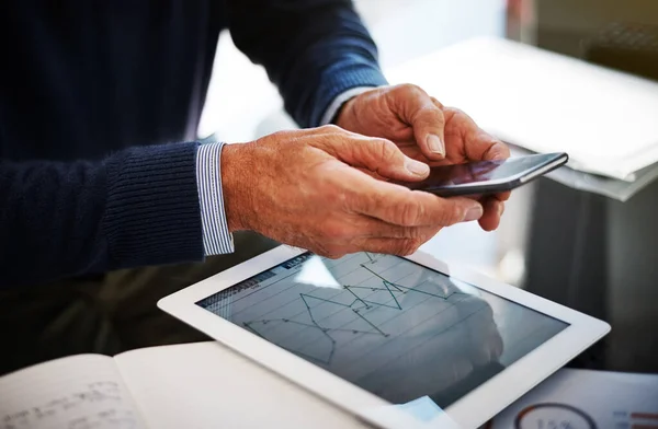 Empresários Sabem Importância Permanecer Conectados Homem Negócios Usando Telefone Celular — Fotografia de Stock