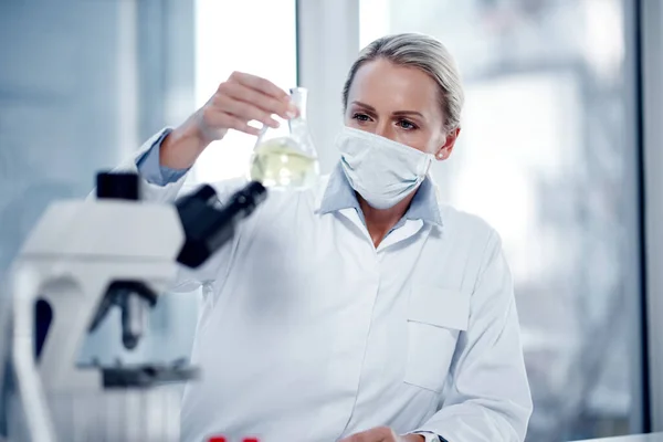Sprawdzam Próbki Próbkach Dojrzały Naukowiec Pracujący Jej Laboratorium — Zdjęcie stockowe
