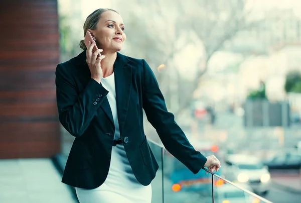 Sair Para Atender Uma Chamada Uma Mulher Negócios Madura Fora — Fotografia de Stock