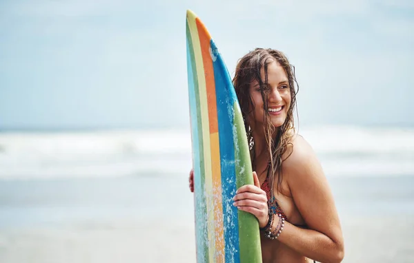 私は水を打つのを待つことができない サーフボードのあるビーチに立つ魅力的な若い女性は — ストック写真