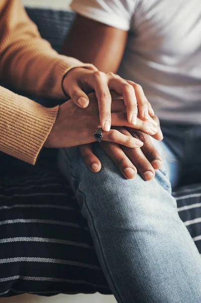 一只手要握住 一颗心要理解 一对无法辨认的夫妻手牵手坐在沙发上在家合影 — 图库照片