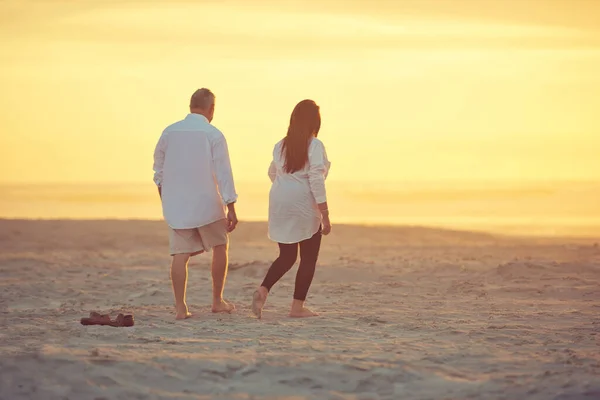 時には逃げる必要がある 成熟したカップルはビーチでリラックスした散歩をし — ストック写真