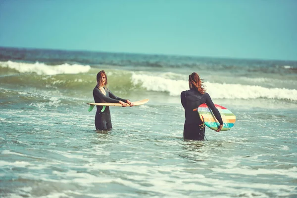 Pasują Siebie Surfingowym Niebie Młoda Para Surfująca Plaży — Zdjęcie stockowe
