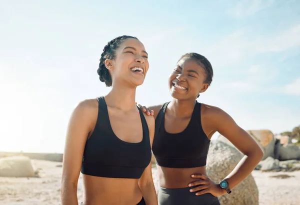 Фітнес Друзі Сміються Пляжі Жінки Тренуються Разом Щастям Активним Способом — стокове фото
