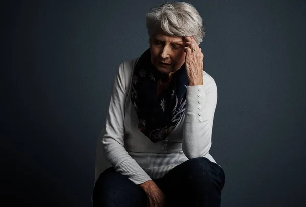 Dolor Viene Con Edad Veces Estudio Una Anciana Estresada Sentada —  Fotos de Stock