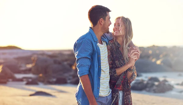 Summers Ici Cela Signifie Promenades Romantiques Sur Plage Jeune Couple — Photo