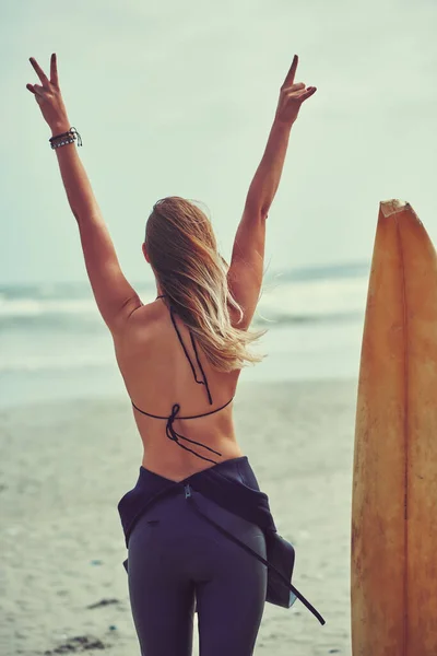 Sörf Yap Genç Güzel Bir Kadın Sahilde Sörf Yapmaya Gidiyor — Stok fotoğraf