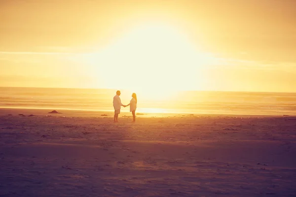 あなたの愛が輝きましょう 顔と手に手でビーチに立って愛情のある成熟したカップルの完全な長さのショット — ストック写真