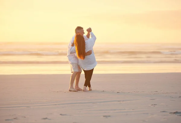 Выход Пенсию Сделан Веселья Романтики Зрелая Пара Танцует Пляже — стоковое фото