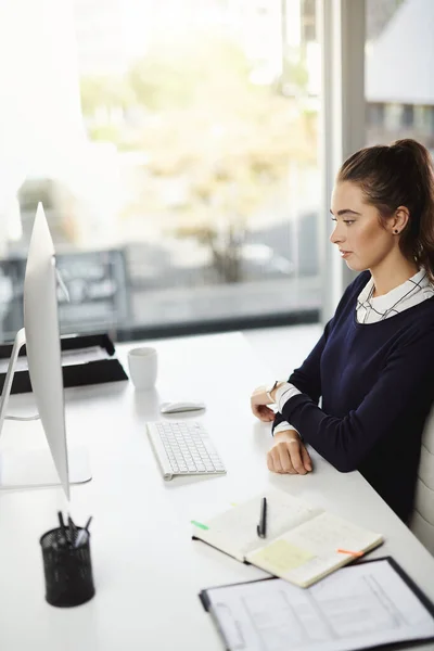 Concentreer Volgende Taak Een Aantrekkelijke Jonge Zakenvrouw Zit Aan Haar — Stockfoto