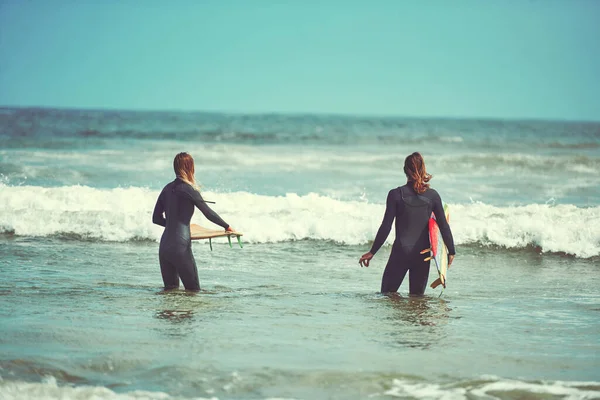 Erkek Arkadaşlar Iyi Sörf Arkadaşlarıdır Genç Bir Çift Sahilde Sörf — Stok fotoğraf