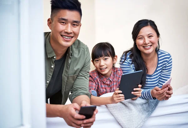 Love Being Connected Family Portrait Family Using Digital Devices Home — Stock Photo, Image