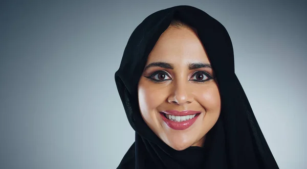 Ela Emana Felicidade Estúdio Retrato Uma Jovem Mulher Negócios Muçulmana — Fotografia de Stock