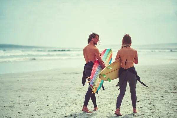 Wzrasta Wraz Przypływem Młoda Para Spacerująca Plaży Deskami Surfingowymi — Zdjęcie stockowe