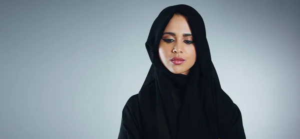 她把伊斯兰教放在心里 一个有着灰色背景的年轻穆斯林女商人的演播室照片 — 图库照片