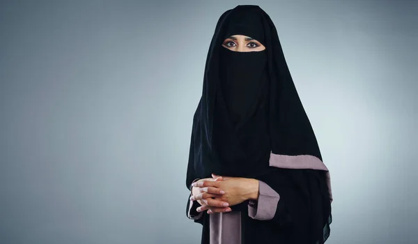 Моя Красота Глаз Студийный Портрет Молодой Мусульманки Предпринимательницы Сером Фоне — стоковое фото