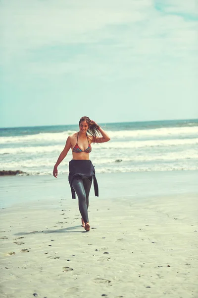 ビーチで一日後悔することはありません 美しい若い女性が浜を歩いていて — ストック写真