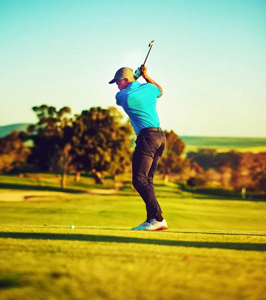 Poprawia Się Każdą Praktyką Młody Człowiek Grający Golfa — Zdjęcie stockowe
