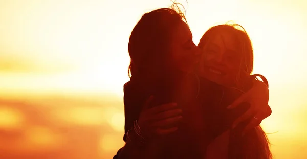 良いエネルギーの周りにある 2人の若い女性が日没時にビーチで過ごし — ストック写真