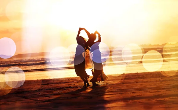 おとぎ話には年を取りすぎる人はいない 2人の若い女性が日没時にビーチで過ごし — ストック写真
