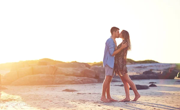 亲吻永远改变了他们的生活 在海滩上一对深情的年轻夫妇 — 图库照片