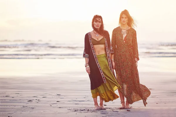 Vem Två Unga Kvinnor Tillbringar Dagen Stranden Vid Solnedgången — Stockfoto