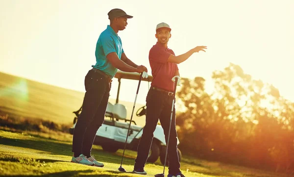 伟大的高尔夫 伟大的人 两个朋友在高尔夫球场上打高尔夫 — 图库照片