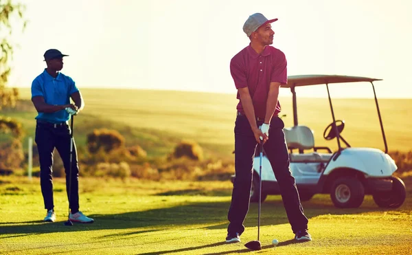 Tómate Serio Placer Dos Amigos Jugando Una Ronda Golf Campo — Foto de Stock