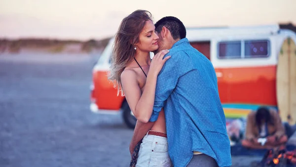 被爱是多么美丽 在海滩上一对深情的年轻夫妇 — 图库照片