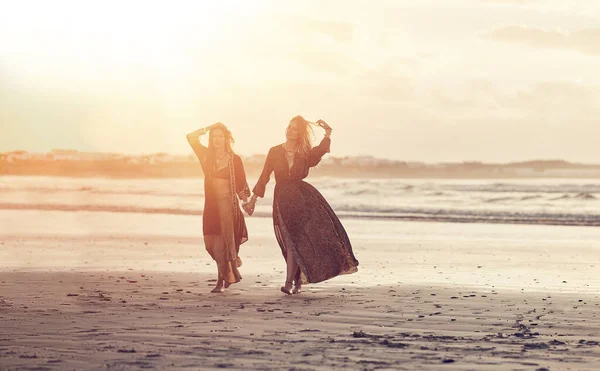 Praia Pôr Sol Duas Jovens Mulheres Que Passam Dia Praia — Fotografia de Stock
