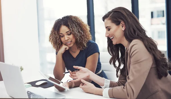 Teamarbeit Macht Gute Geschäfte Zwei Geschäftsfrauen Verwenden Gemeinsam Ein Digitales — Stockfoto
