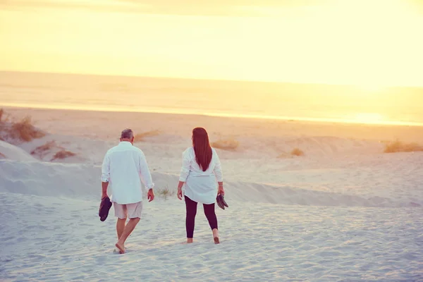 ビーチを散歩するようなものは何もありません 成熟したカップルはビーチでリラックスした散歩をし — ストック写真